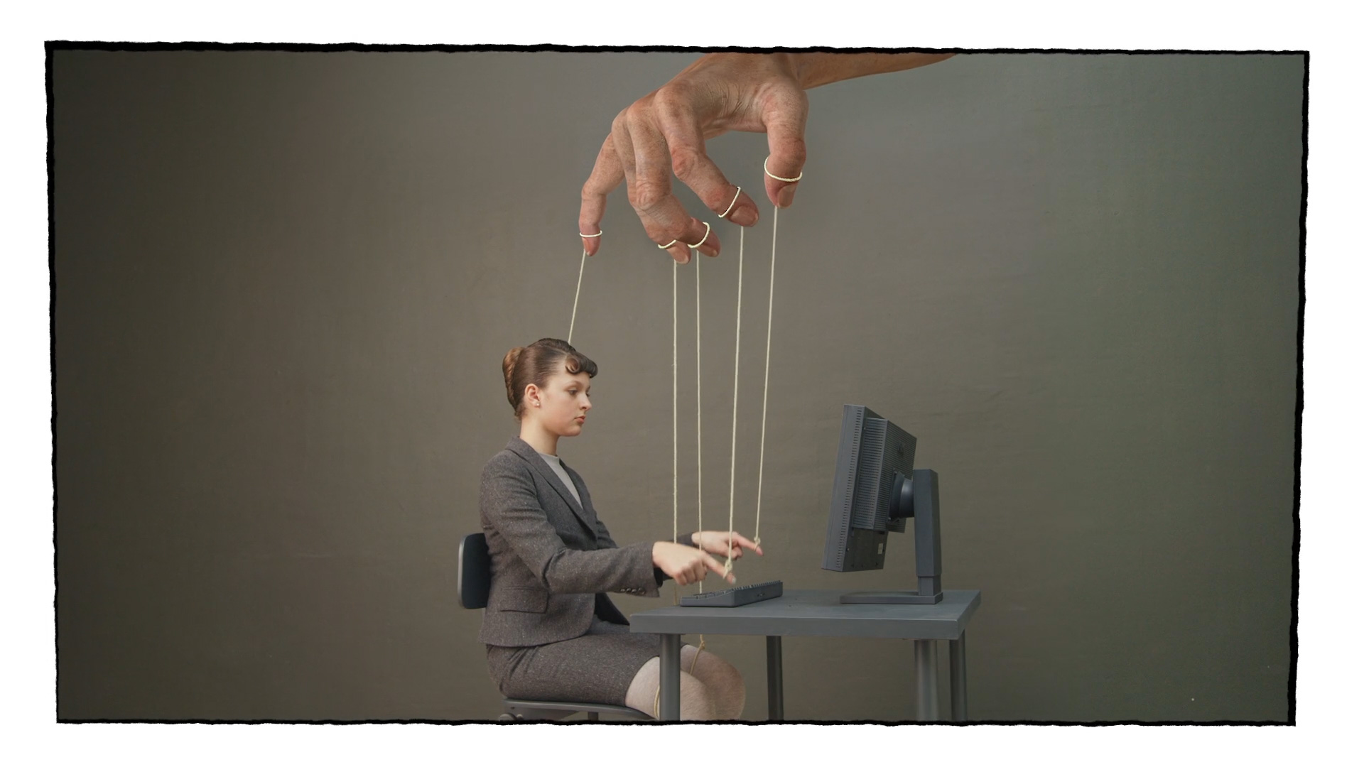 Grundgesetz-Girl (0-00-47-13)